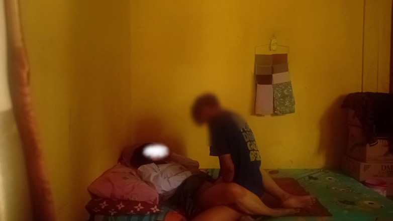 Famly sex: 十几岁的女孩在大学恩托特她家，当她孤独时