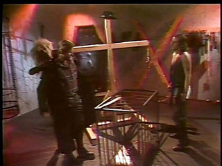 Dark Dungeon Secrets: Troia arrapata sfregiata da due ragazzi