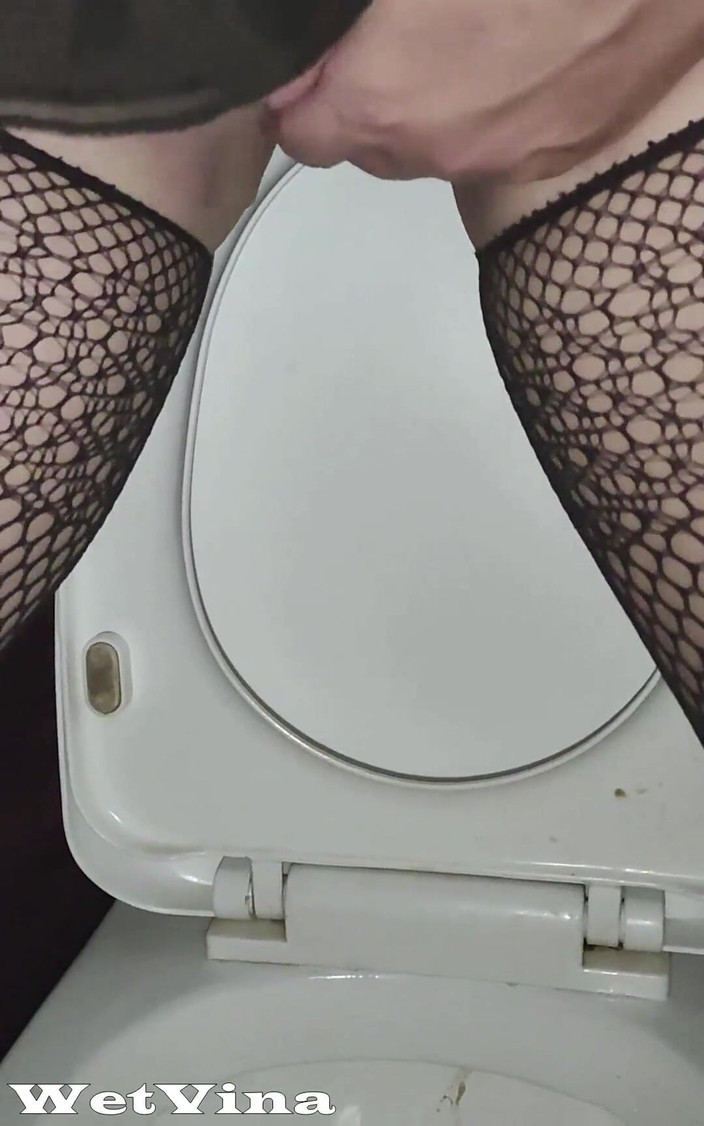 WetVina: Desespero mijando em close-up no banheiro
