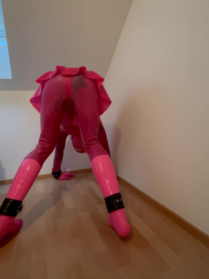 PervyLara: Růžová Rubberdoll Sissy Slavegirl Fullrubber tři latexové vrstvy