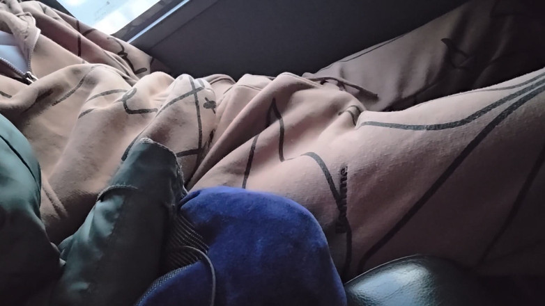 KrissKiss: Ризикована дрочка в автобусі