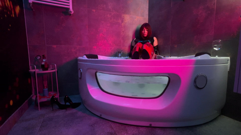 Dominatrix Miss Patricia Stark: Mistress' Taking a Bath in Latex and Boots