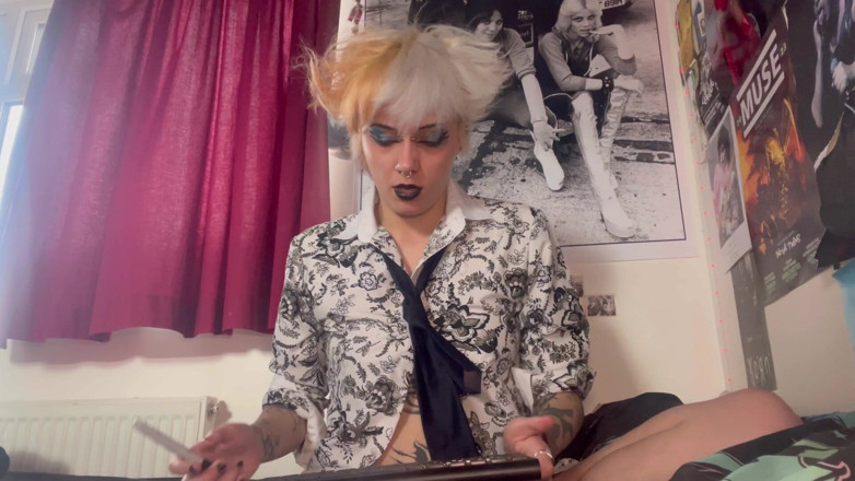 Glitterqueen1999: Si pekerja kantoran gotik ini lagi asik muasin memeknya pakai...