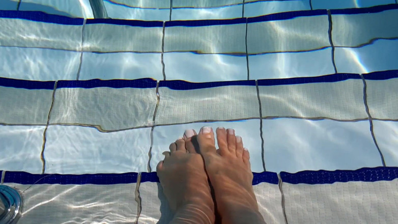 Fetish intimmedia: Foot fetish play in pool