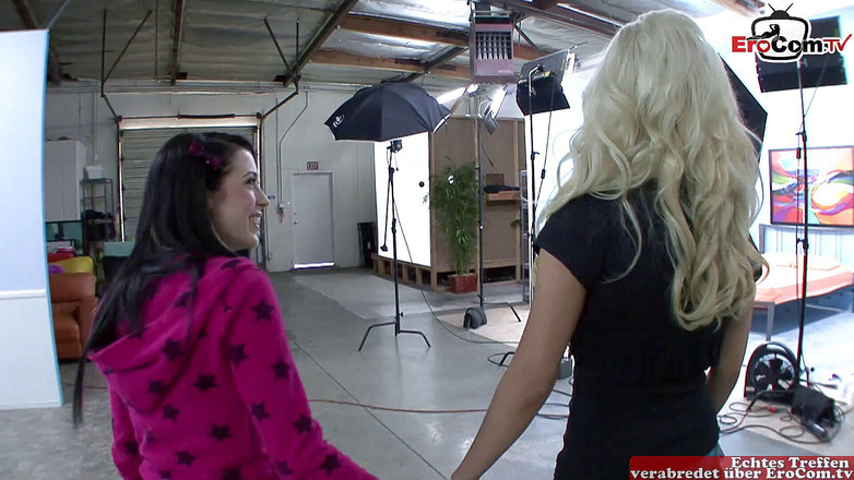 EroCom: Молоді дівчата-лесбіянки в чоботях і нейлонах під час лесбійського сексу