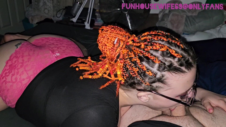 Funhousewife69: Задница в розовых трусиках, поглощает его член и кончает