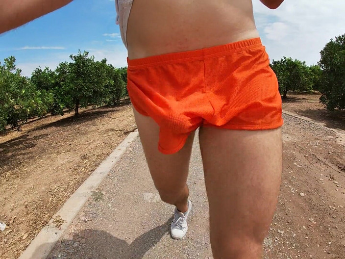 Cool Body: Zakar saya berjaya melekat seluar pendek saya, orang nampaknya