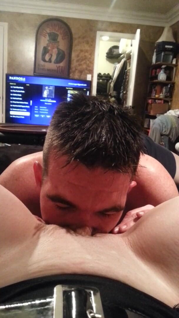 Switch sluts: eating some pussy then stretching it open