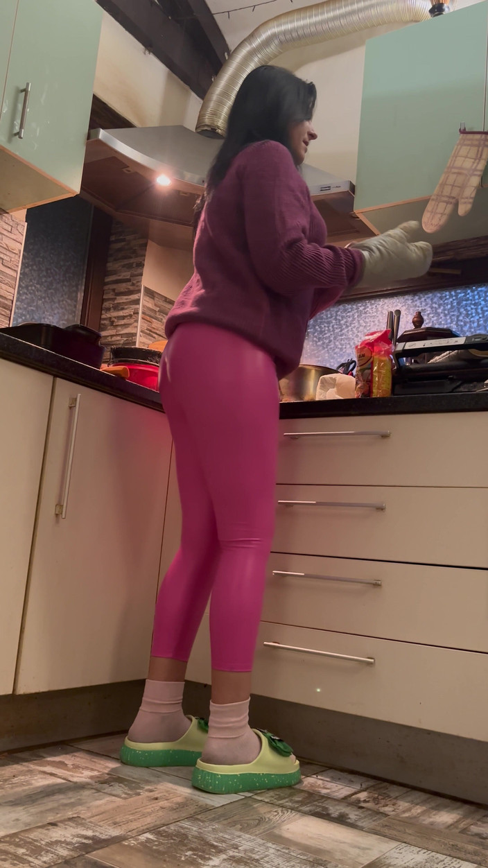 MilfyCalla: Розовые кожаные леггинсы и верблюжья лапка соблазняют на кухне