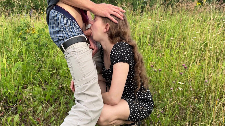 AnnetMoroz: Velmi sexy dávení hluboko do krku venku