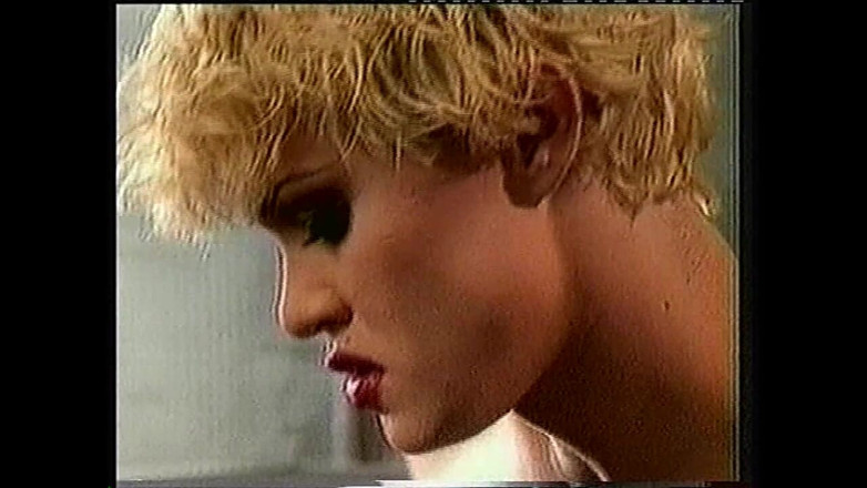 TRANS-ATLANTIC: La trans dai seni piccoli scopa una troia asiatica bollente...