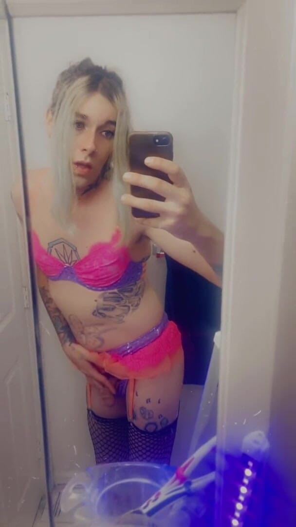 CarmenMelatonin: Pretty pink babe wants to play