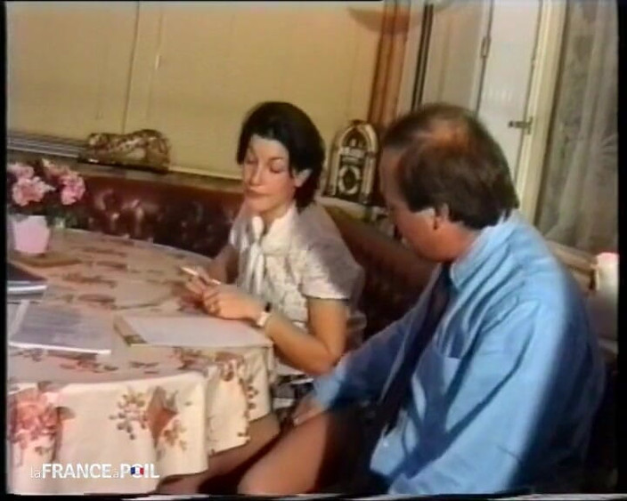 French Family Secrets: 섹스할 의향이 있는 제대로 집중된 학생!