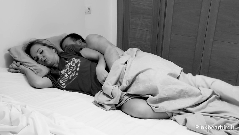 Pinkbearbirgit: Шхх збуджена мамка опівночі намагається не знімати звук