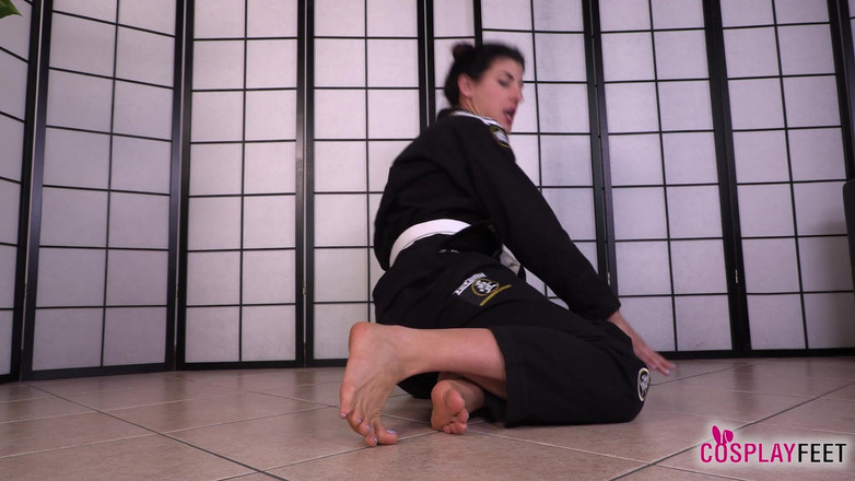 Feet & Cosplay: 空手インストラクターのビアンカ・ブランスが、セクシーな足を活かす方法を教えてくれます