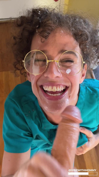 VibeWithMommy: Sestra saje sperma na obličej