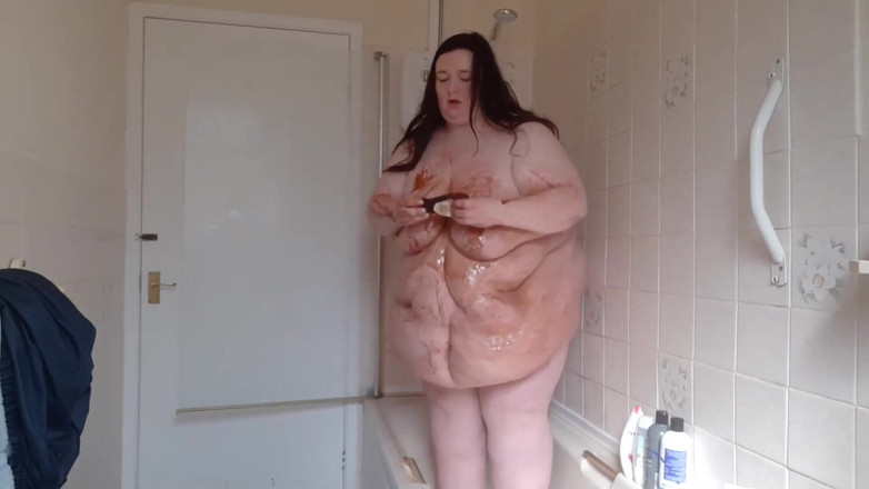 SSBBWLadyBrads: Жиробасина покрывает тело шоколадным соусом