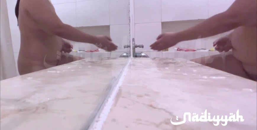 Priya Emma: Une belle femme arabe pulpeuse à gros nichons prend un bain