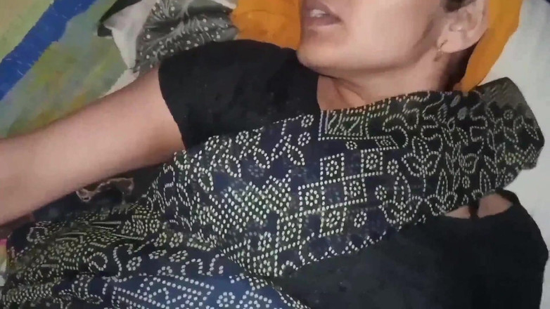 Janvibhabhii: Przyrodni brat lizał moją cipkę gorącym językiem, zanim ostro mnie...