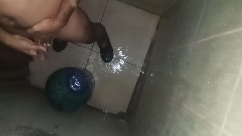 Cute boy jerks off: Man Gets Cocked and Balls in Single Chamber Bath