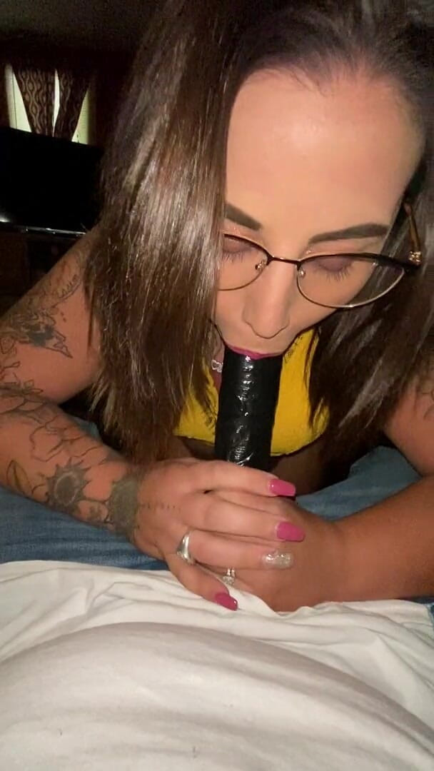 MzKiTTy91: Pawg orta yaşlı seksi kadın 10 inçlik büyük zenci yarağını emiyor
