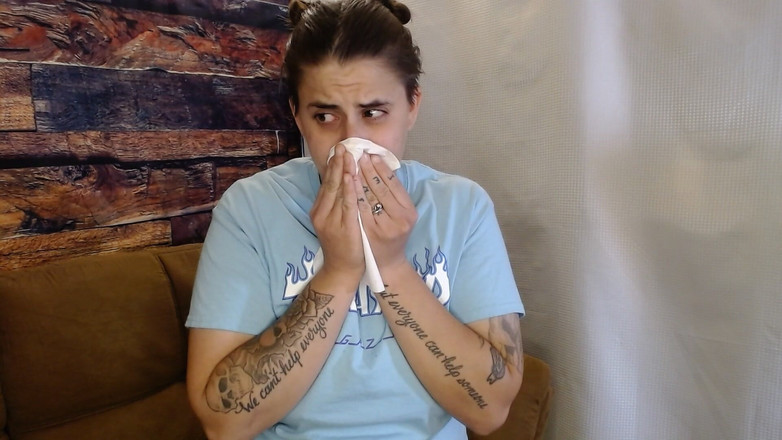 Abby Anna: Niezen in latex handschoenen