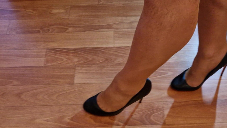 Milosbroz: 在我新买的黑色高跟鞋里练习走路，然后射精