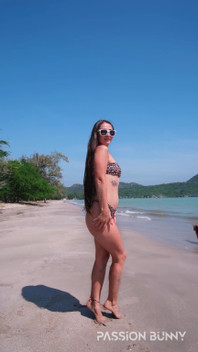 Frumusețe Dansând Public Pe Plajă În Bikini