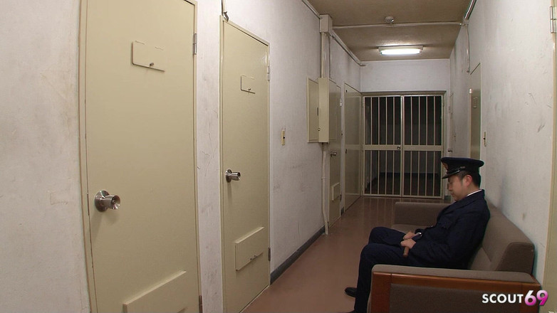 Asian porn collection: जेल में पतली जापानी कमसिन की बालों वाली चूत में गार्ड द्वारा बिना सेंसर किया हुआ चुदाई