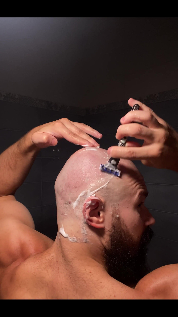 Mister Stone: Asmr video di me che mi raso la testa