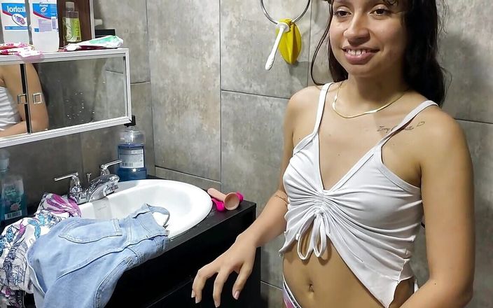 DAYANNA: Ma demi-sœur me demande de prendre un bain ensemble et...