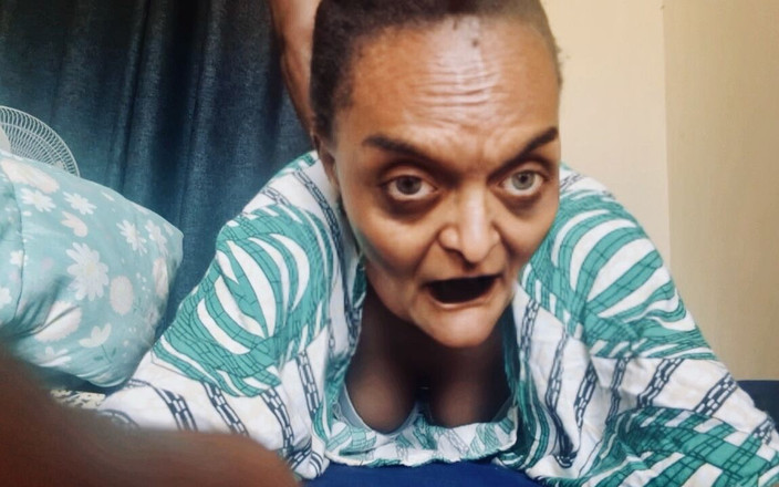 BongoXXX: グラニーは言った。「このカメラ持ってるね。君が僕の小指のアナルを犯している間に気を散らしたくないから」