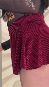 Gorąca seksowna big ass brunette college loszka w mini spódnicy zdejmuje bieliznę, aby migać jej mięsiste ciasne cipki
