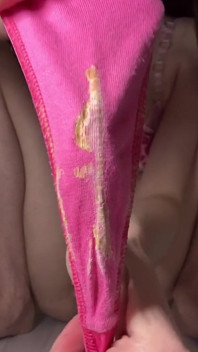 Femdom: Hottie kencing dalam seluar dalam kotor dengan pussy berbulu close-up
