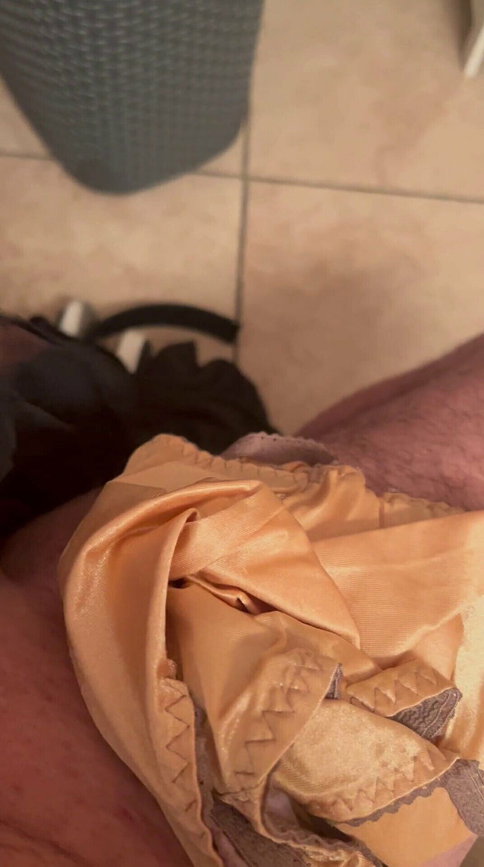 Bigbrook45: Orgazm w krok ciocia czarne jedwabiste majtki