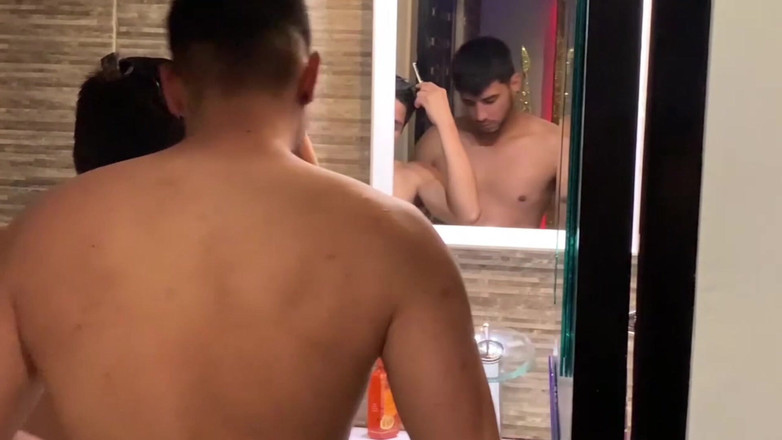 The Substance: 元カノと友達が一緒にお風呂に入る