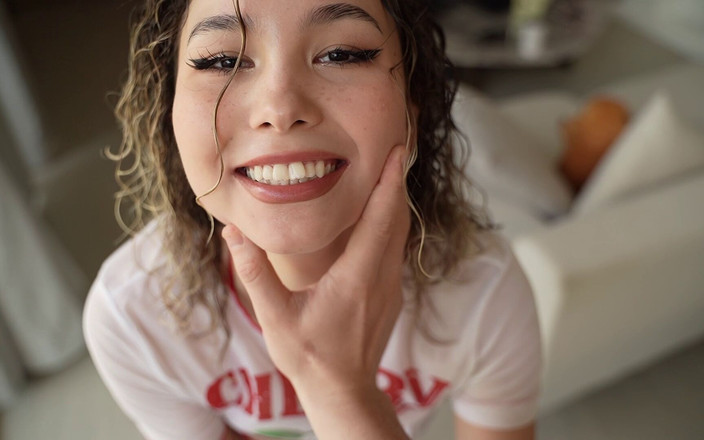 karina_lin: Ультра-красуня смокче мій член, як чупачупс