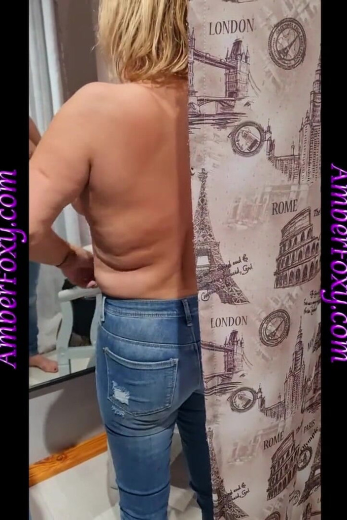 Amber Foxy: Sexy milf zkouší několik oblečení v šatně