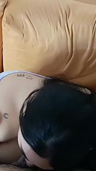 饥渴的继妹让我用手指抚摸她柔软的阴户，然后坐在我的鸡巴上