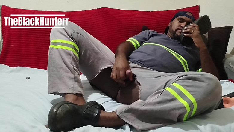 TheBlacKHunterr: Evde yalnız mastürbasyon yapıyor ve botla boşalıyorum