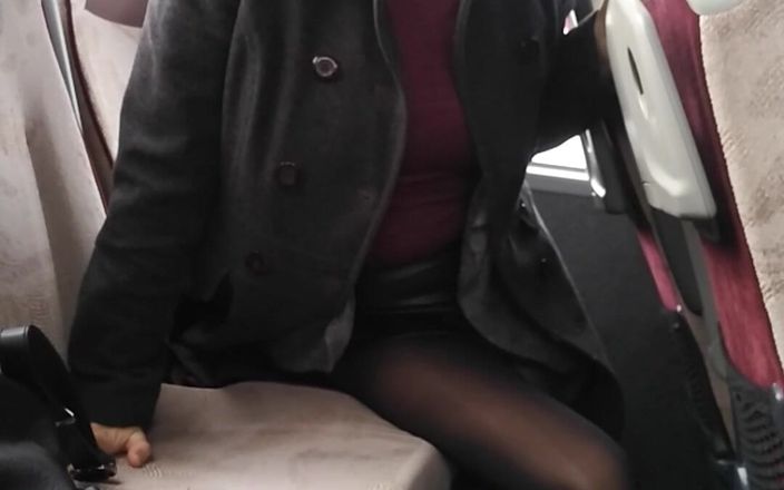 Mature cunt: Fully dressed up public bus syntribation