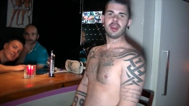 Gaybareback: En iyi tatoo adam barda bir eşcinseli sikiyor