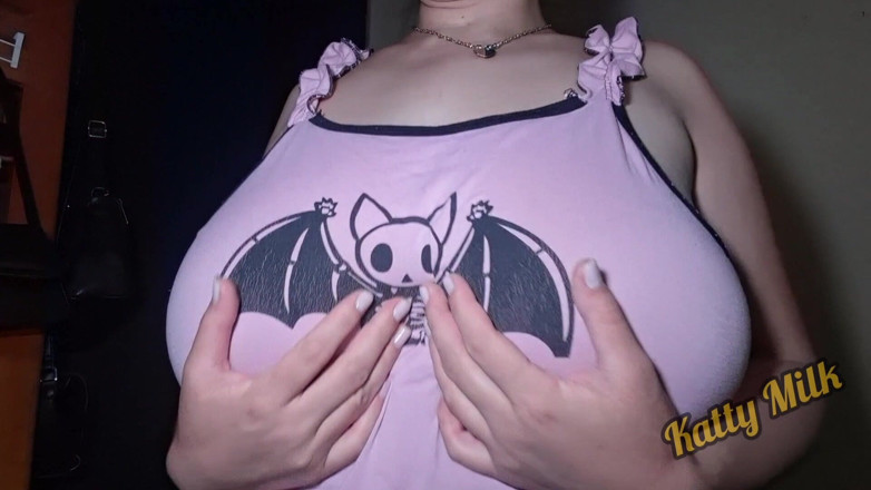 Katty-Milk: Você quer brincar com meus enormes peitos naturais Katty Milk