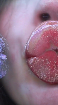 Une fille glamour s’embrasse avec des lèvres douces et juteuses brillantes