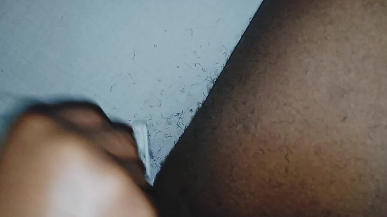 Bad boy studio: Holí mi velké černé péro a pak to šuká část 5 holení koulí znovu