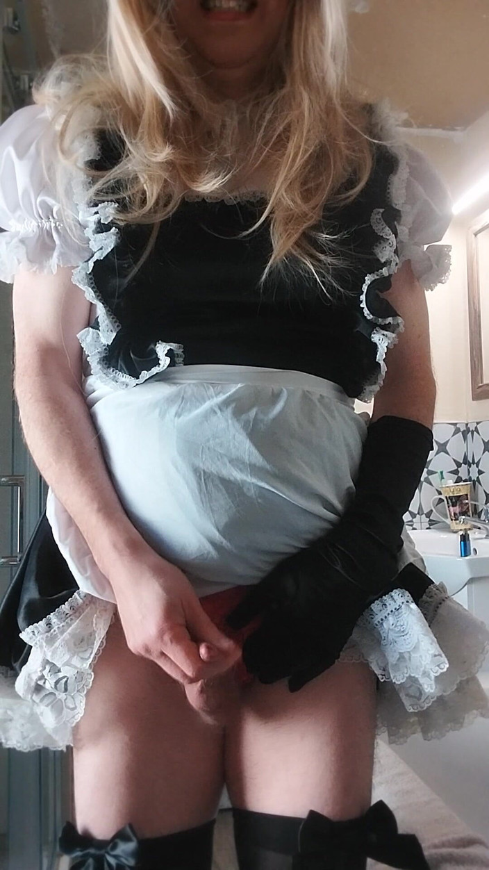 Cindy Belfast: 淫荡的娘娘腔女仆在值班