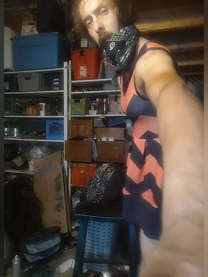 K8e Snow: Crossdresser yang menggoda berbogel dan mengusik di Bilik Simpanan Peribadi