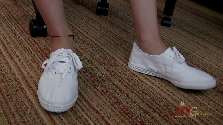 ATKIngdom: Remaja blonde molek Jessie Andrews melancap selepas selesai dengan kerja...