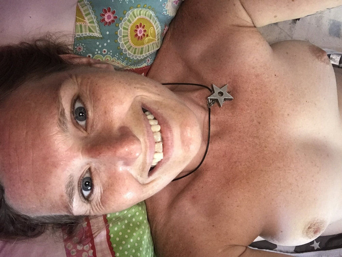 MistressWriggler: 샤워하기 전에 빠른 건방진 작은 물