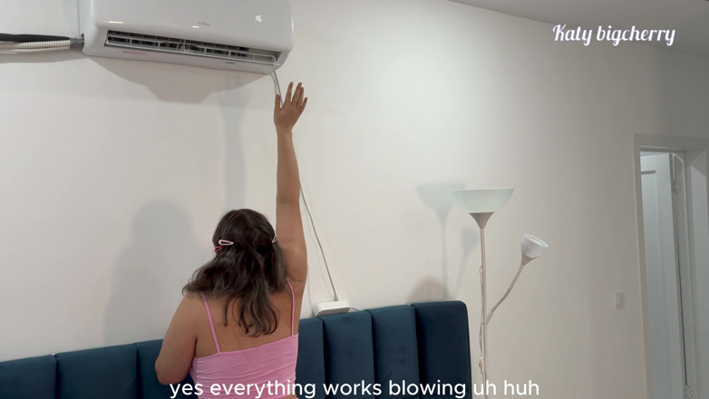 Katybigcherry: Chica paga por la instalación de AC con su coño -...